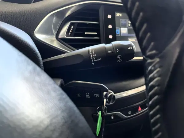Peugeot 308 2015 - 12500 EUR, 144858 km - AUTO.MOTO.pt - 144858km - foto 35 de 73