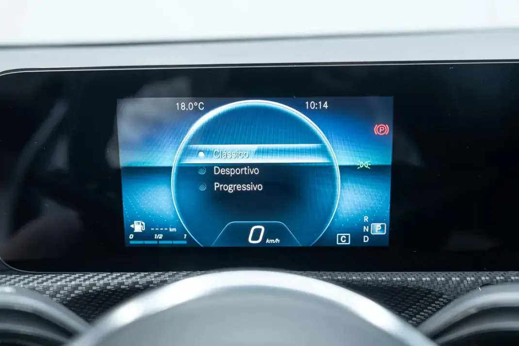 Mercedes-Benz CLA 180 2023 - 29950 EUR, 70000 km - AUTO.MOTO.pt - 70000km - foto 21 de 43