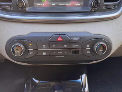 Kia Sorento 2015 - 16000 EUR, 175000 km - AUTO.MOTO.pt - 175000km - foto 17 de 22