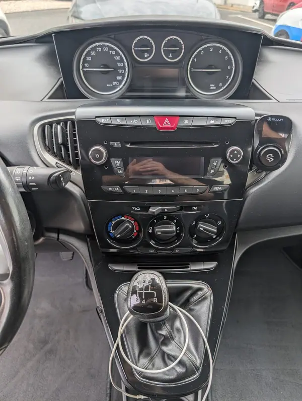 Lancia Ypsilon 2015 - 6400 EUR, 149756 km - 149756km - foto 12 de 15