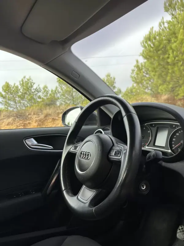 Audi A1 Sportback 2015 - 13490 EUR, 127500 km - AUTO.MOTO.pt - 127500km - foto 11 de 12
