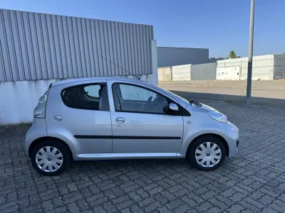 Peugeot 107 2011 - 7990 EUR, 91000 km - AUTO.MOTO.pt - 91000km - foto 7 de 16