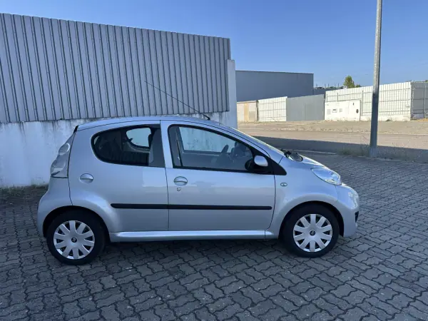 Peugeot 107 2011 - 7990 EUR, 91000 km - AUTO.MOTO.pt - 91000km - foto 7 de 16
