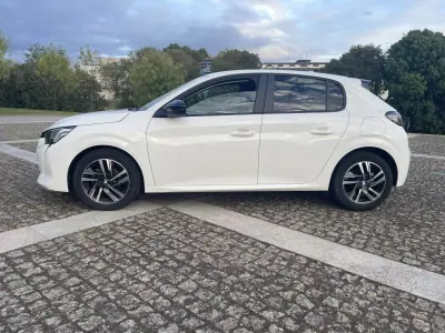 Peugeot 208 2023 - 15500 EUR, 53000 km - AUTO.MOTO.pt - 53000km - foto 2 de 11