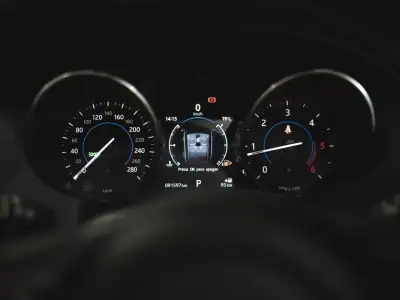 Jaguar F-Pace 2017 - 23990 EUR, 91000 km - AUTO.MOTO.pt - 91000km - foto 17 de 21