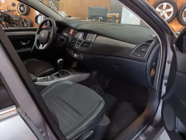 Renault Laguna Break 2011 - 8400 EUR, 224000 km - AUTO.MOTO.pt - 224000km - foto 15 de 15