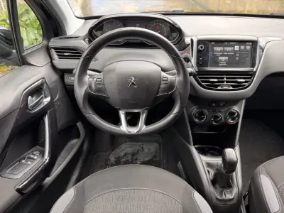 Peugeot 208 2016 - 9900 EUR, 90526 km - AUTO.MOTO.pt - 90526km - foto 9 de 22
