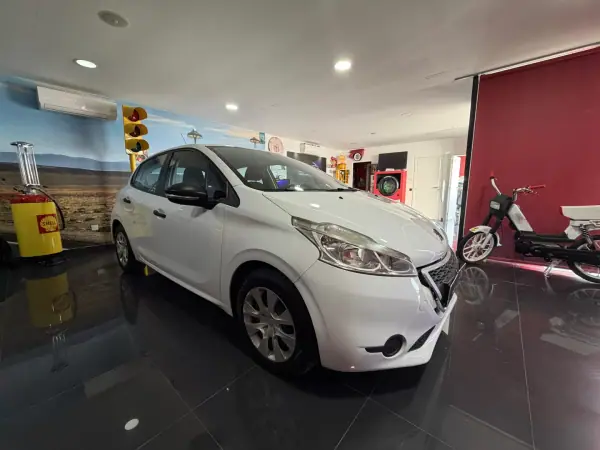 Peugeot 208 2014 - 9950 EUR, 141600 km - AUTO.MOTO.pt - 141600km - foto 8 de 19