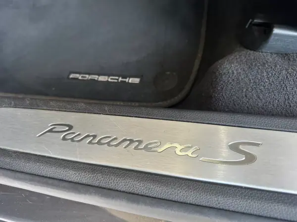 Porsche Panamera 2015 - 39900 EUR, 124815 km - AUTO.MOTO.pt - 124815km - foto 31 de 41