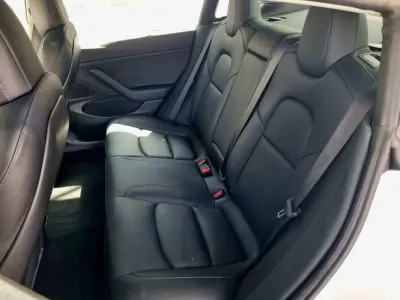 Tesla Model 3 2019 - 20900 EUR, 107000 km - AUTO.MOTO.pt - 107000km - foto 8 de 13
