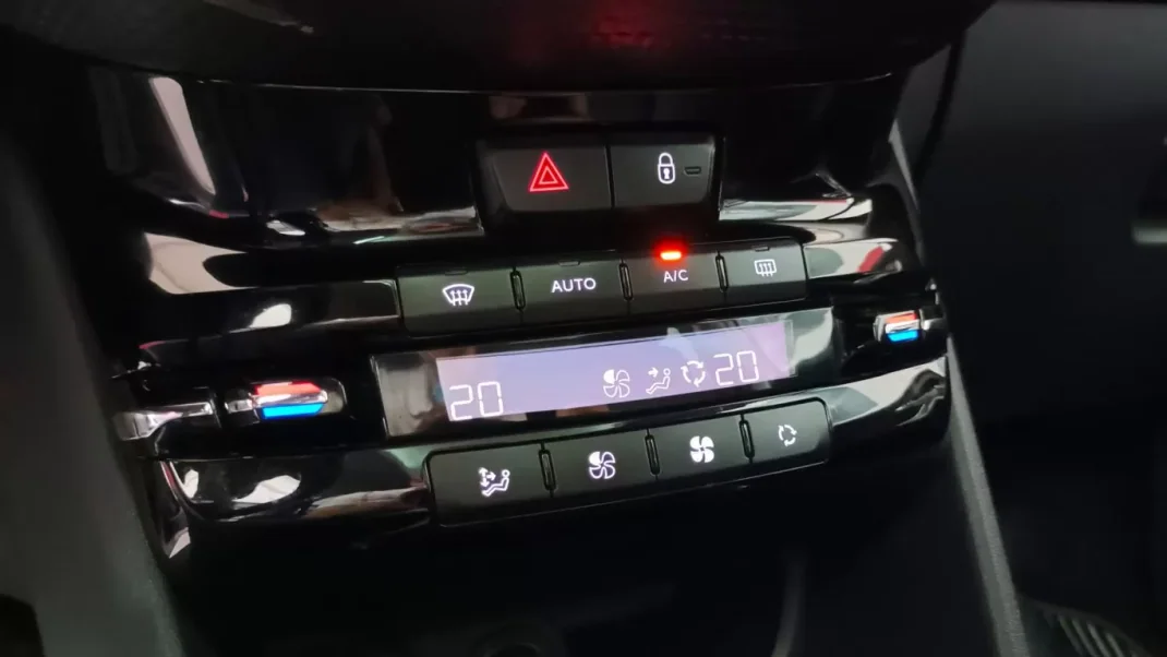 Peugeot 2008 2015 - 11490 EUR, 92490 km - AUTO.MOTO.pt - 92490km - foto 43 de 72