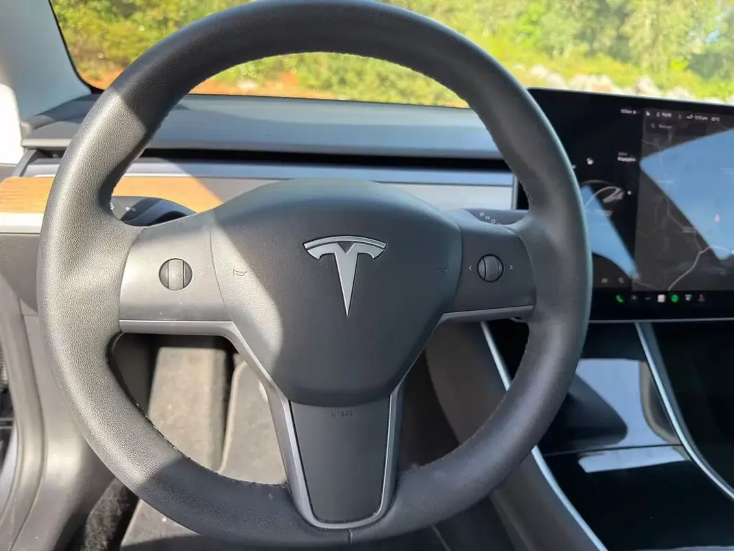 Tesla Model 3 2020 - 21500 EUR, 128300 km - AUTO.MOTO.pt - 128300km - foto 25 de 26
