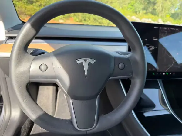 Tesla Model 3 2020 - 21500 EUR, 128300 km - AUTO.MOTO.pt - 128300km - foto 25 de 26