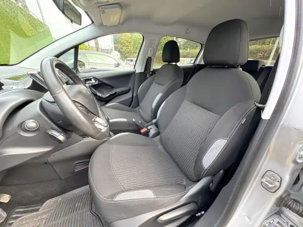 Peugeot 208 2016 - 8900 EUR, 178000 km - AUTO.MOTO.pt - 178000km - foto 9 de 21