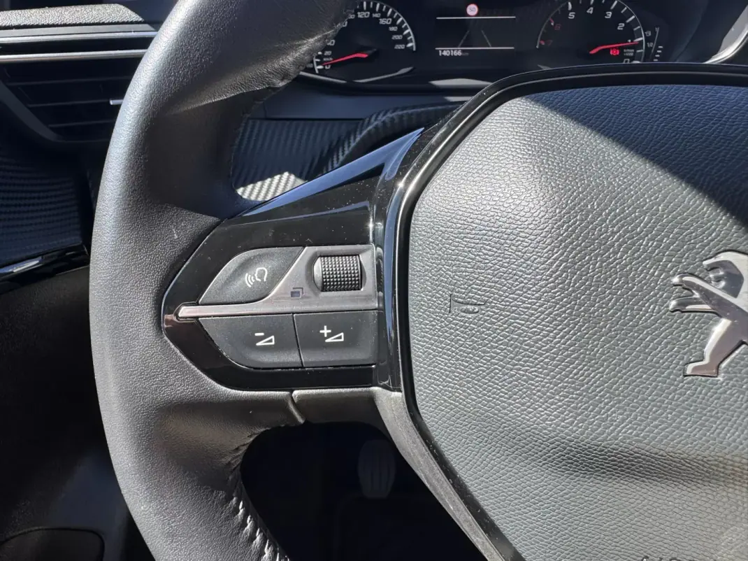 Peugeot 208 2023 - 14990 EUR, 140000 km - 140000km - foto 21 de 39