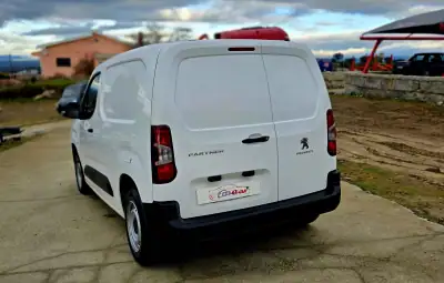 Peugeot PARTNER GIRAFON 2022 - 14900 EUR, 84625 km - AUTO.MOTO.pt - 84625km - foto 4 de 10