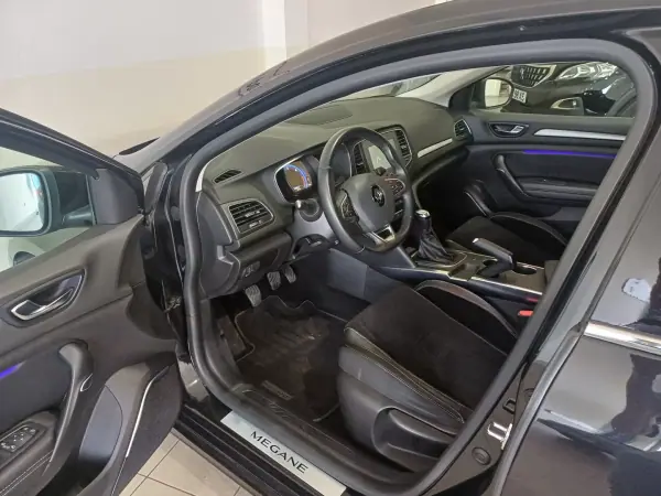Renault Mégane 2016 - 16190 EUR, 93255 km - AUTO.MOTO.pt - 93255km - foto 6 de 11