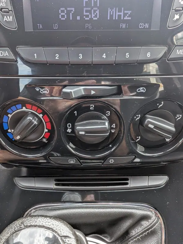 Lancia Ypsilon 2015 - 6400 EUR, 149756 km - 149756km - foto 13 de 15