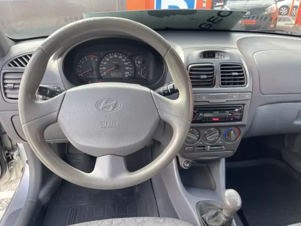 Hyundai Accent 2003 - 4250 EUR, 252434 km - AUTO.MOTO.pt - 252434km - foto 10 de 12