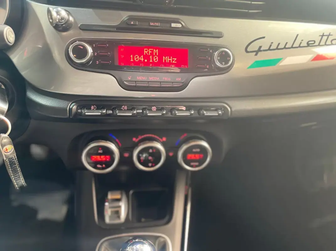 Alfa Romeo Giulietta 2011 - 8750 EUR, 197000 km - AUTO.MOTO.pt - 197000km - foto 28 de 35