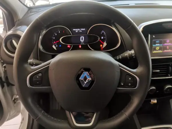 Renault Clio Sport Tourer 2018 - 13700 EUR, 143000 km - AUTO.MOTO.pt - 143000km - foto 9 de 18