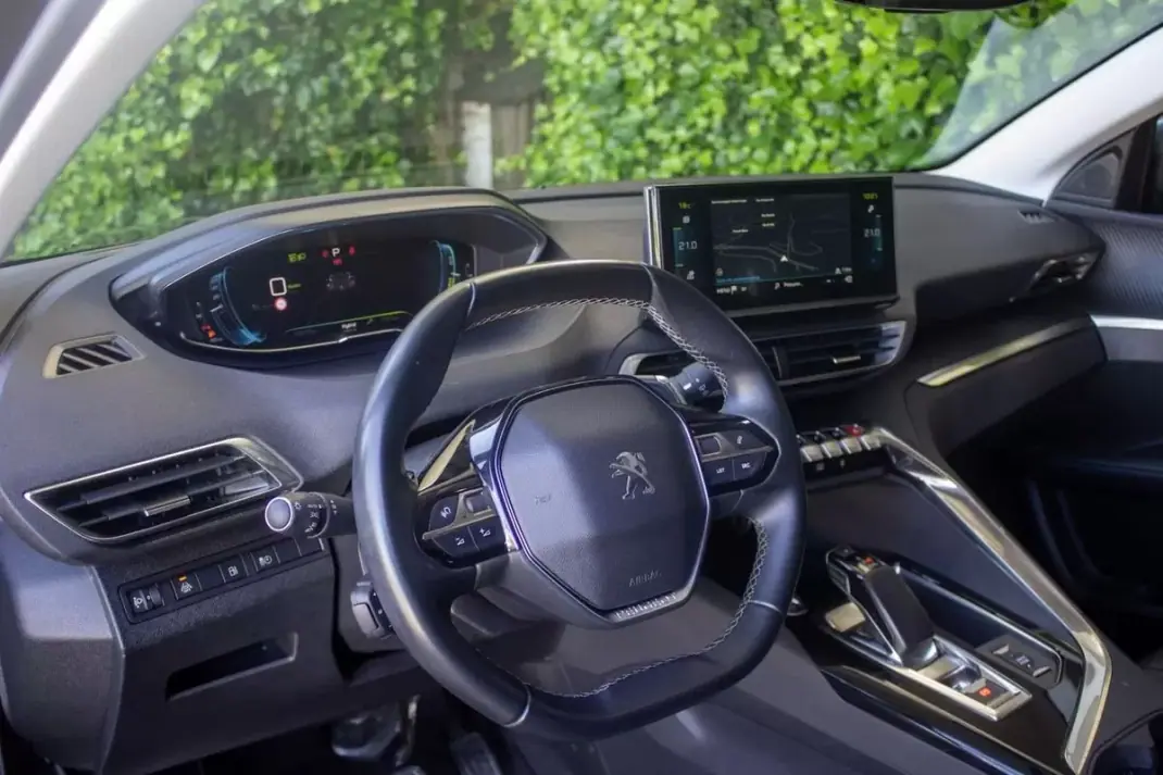 Peugeot 3008 2021 - 23500 EUR, 125000 km - AUTO.MOTO.pt - 125000km - foto 11 de 17