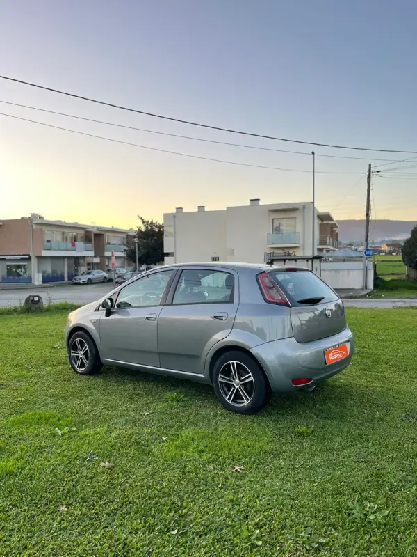 Fiat Punto 2013 - 6300 EUR, 177250 km - AUTO.MOTO.pt - 177250km - foto 3 de 11