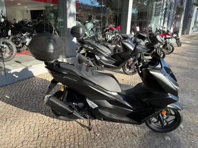 Honda PCX 125 2025 - 3300 EUR, 1975 km - foto 1 de 15