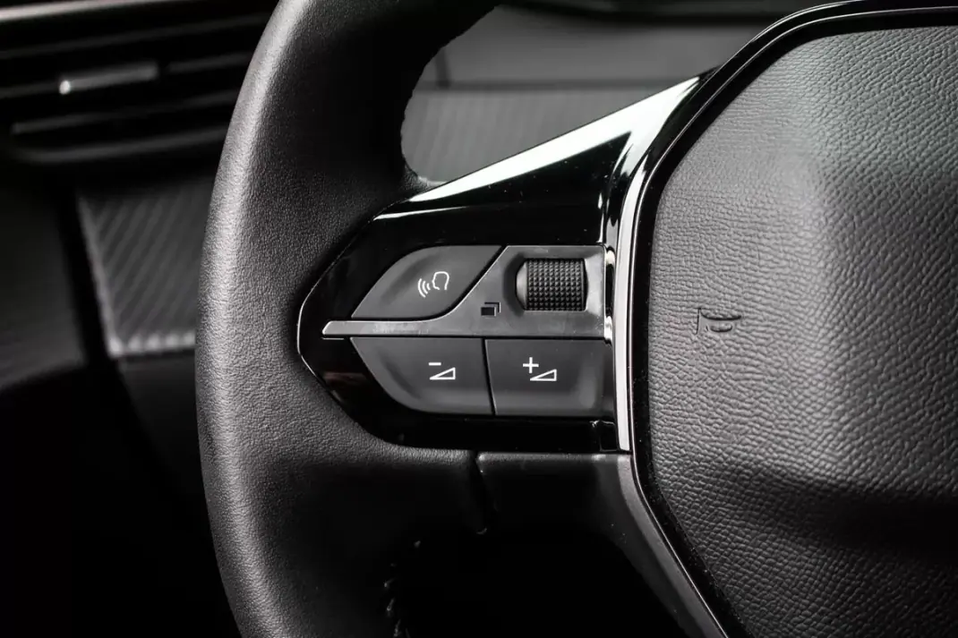 Peugeot e-208 2023 - 17800 EUR, 18457 km - AUTO.MOTO.pt - 18457km - foto 14 de 41