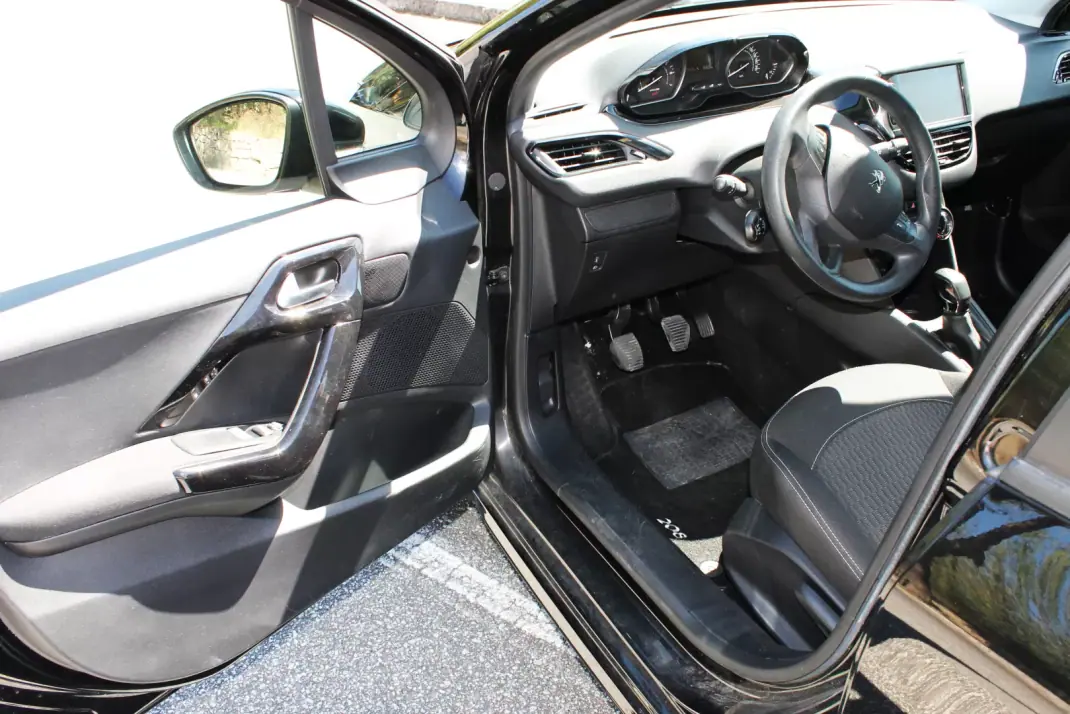 Peugeot 208 2018 - 9990 EUR, 109000 km - AUTO.MOTO.pt - 109000km - foto 16 de 27