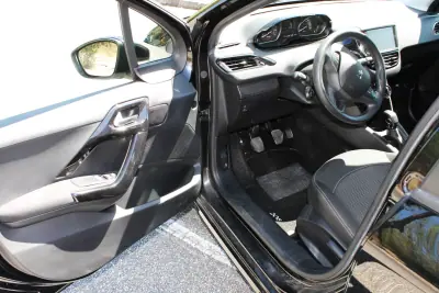 Peugeot 208 2018 - 9990 EUR, 109000 km - AUTO.MOTO.pt - 109000km - foto 16 de 27