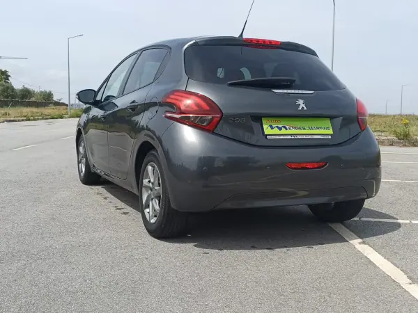 Peugeot 208 2015 - 9900 EUR, 149570 km - AUTO.MOTO.pt - 149570km - foto 4 de 15