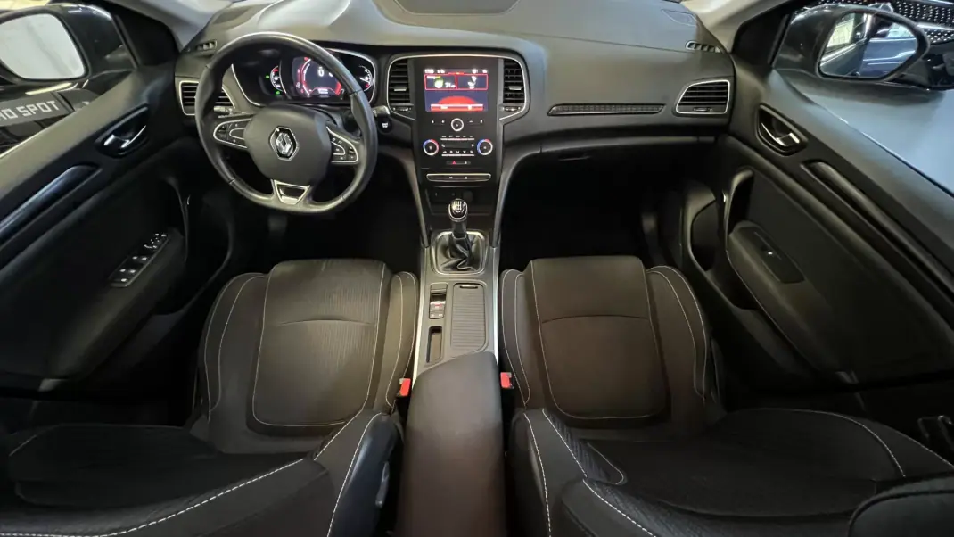 Renault Mégane 2016 - 12990 EUR, 130000 km - AUTO.MOTO.pt - 130000km - foto 6 de 37
