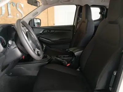 Isuzu D-MAX 2.5 4WD 2022 - 32900 EUR, 57200 km - AUTO.MOTO.pt - 57200km - foto 12 de 15