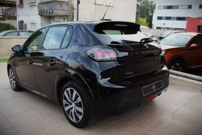Peugeot e-208 2020 - 14350 EUR, 56200 km - AUTO.MOTO.pt - 56200km - foto 25 de 28