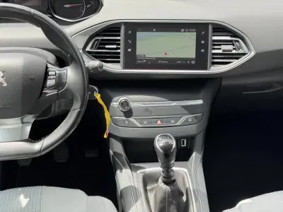 Peugeot 308 2020 - 13900 EUR, 100002 km - AUTO.MOTO.pt - 100002km - foto 9 de 21