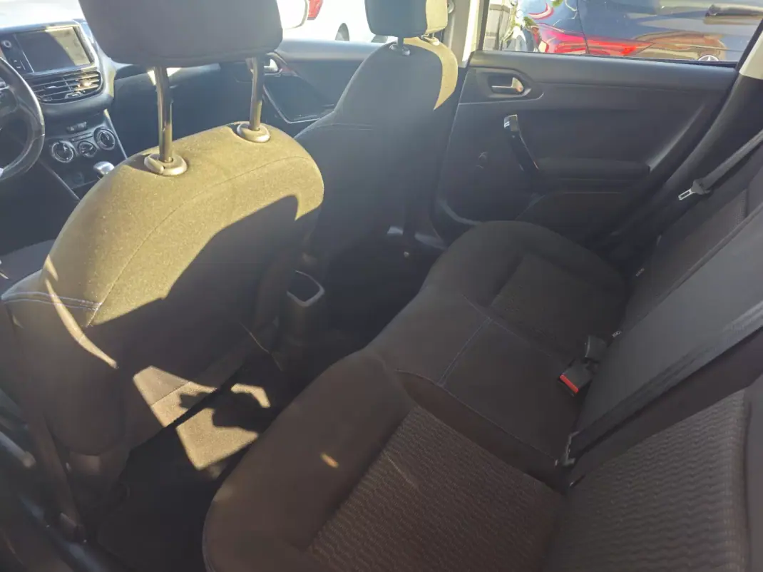 Peugeot 208 2019 - 10500 EUR, 68495 km - 68495km - foto 11 de 13