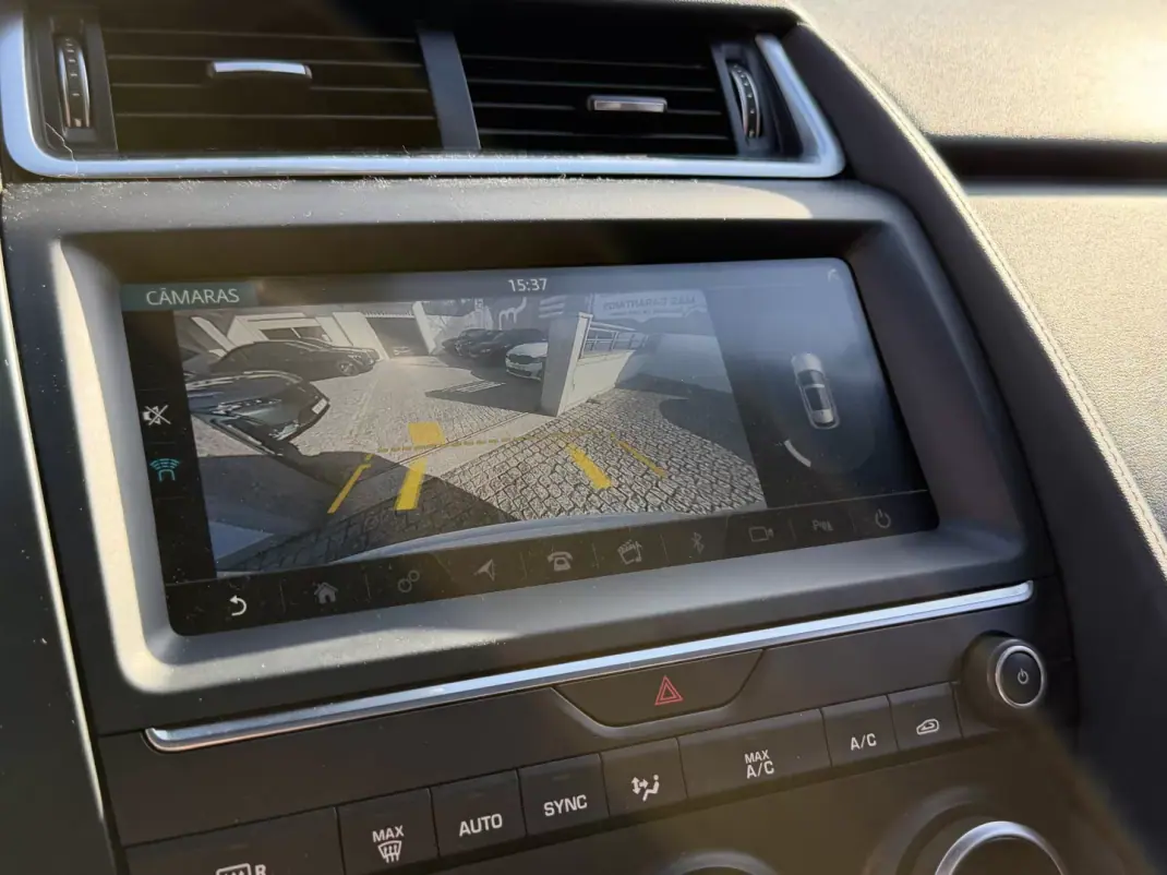 Jaguar E-Pace 2019 - 23500 EUR, 82987 km - AUTO.MOTO.pt - 82987km - foto 9 de 11