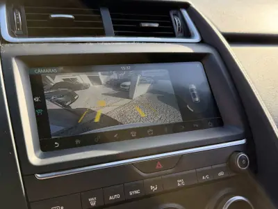 Jaguar E-Pace 2019 - 23500 EUR, 82987 km - AUTO.MOTO.pt - 82987km - foto 9 de 11