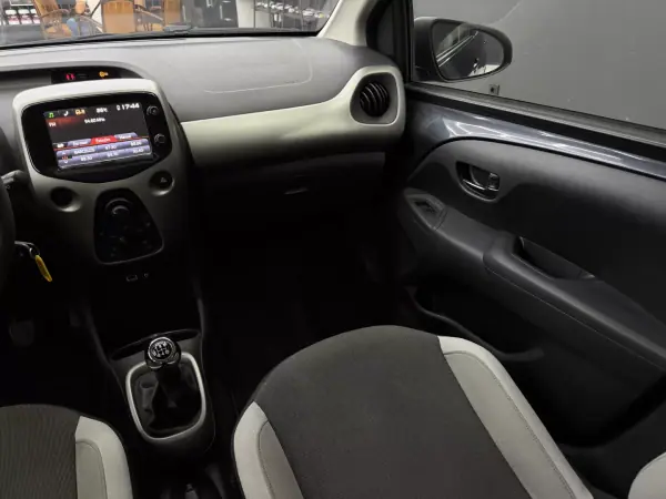 Toyota Aygo 2018 - 10450 EUR, 62569 km - AUTO.MOTO.pt - 62569km - foto 27 de 35