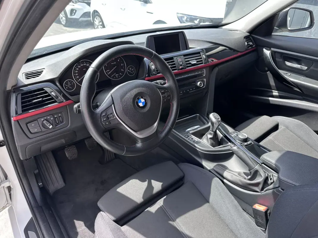 BMW 318 2014 - 12900 EUR, 200000 km - AUTO.MOTO.pt - 200000km - foto 22 de 52