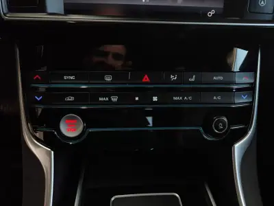 Jaguar XE 2017 - 14250 EUR, 243000 km - AUTO.MOTO.pt - 243000km - foto 30 de 34