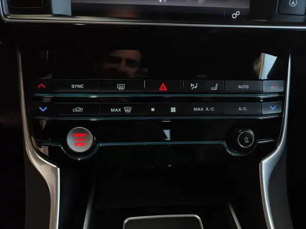 Jaguar XE 2017 - 14250 EUR, 243000 km - AUTO.MOTO.pt - 243000km - foto 30 de 34