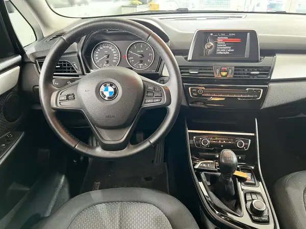 BMW 214 Active Tourer 2017 - 15600 EUR, 98526 km - AUTO.MOTO.pt - 98526km - foto 9 de 21