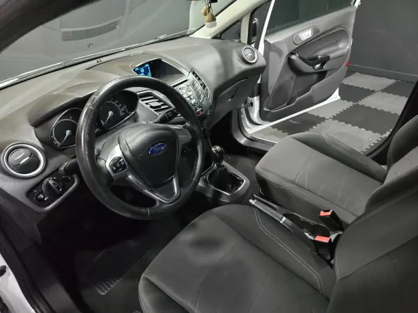 Ford Fiesta 2015 - 10750 EUR, 165000 km - AUTO.MOTO.pt - 165000km - foto 5 de 23