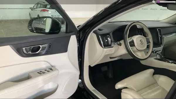 Volvo V60 2020 - 24500 EUR, 130700 km - AUTO.MOTO.pt - 130700km - foto 5 de 13
