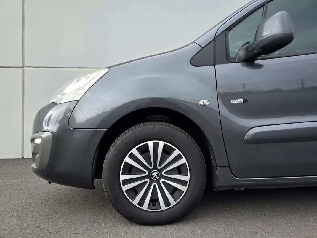 Peugeot Partner 2017 - 12490 EUR, 129000 km - AUTO.MOTO.pt - 129000km - foto 10 de 27