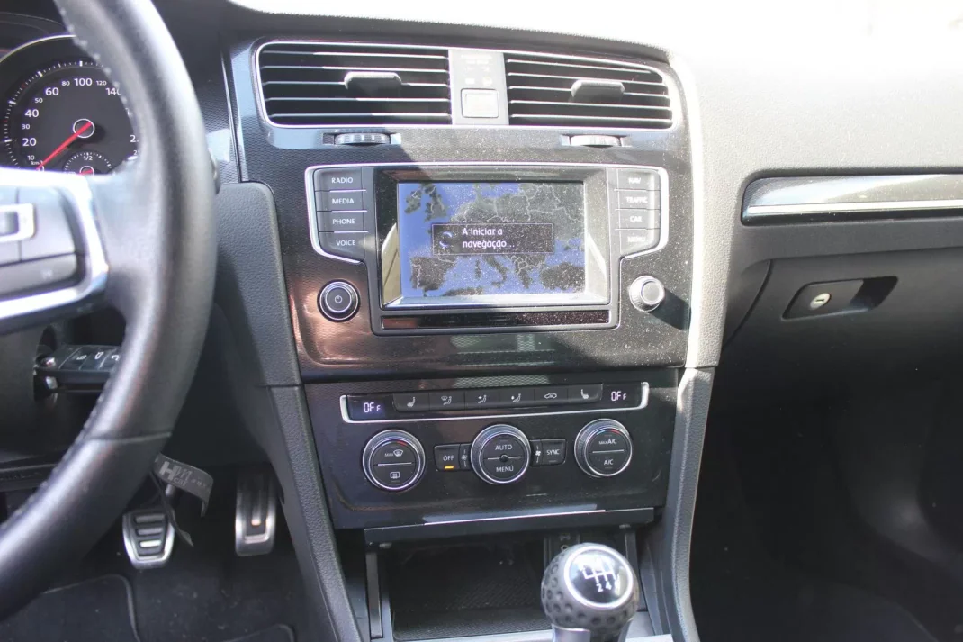 Volkswagen Golf 2015 - 18500 EUR, 230100 km - AUTO.MOTO.pt - 230100km - foto 14 de 19