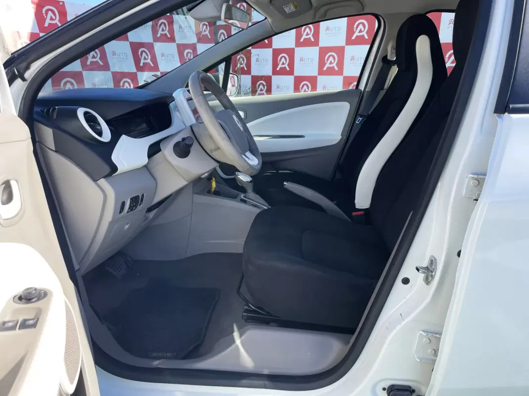 Renault Zoe 2018 - 11490 EUR, 75380 km - AUTO.MOTO.pt - 75380km - foto 10 de 19