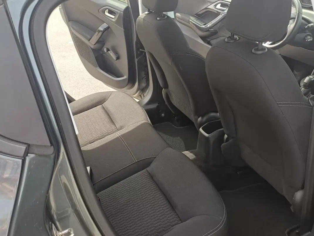 Peugeot 208 2015 - 9900 EUR, 149570 km - AUTO.MOTO.pt - 149570km - foto 6 de 15